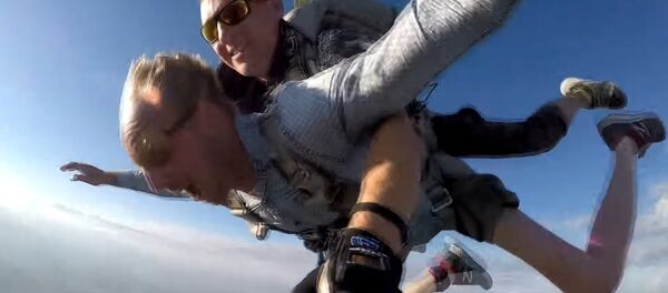 Известный белорус-колясочник прыгнул с парашютом Известный белорус-колясочник прыгнул с парашютом - Sputnik Lietuva