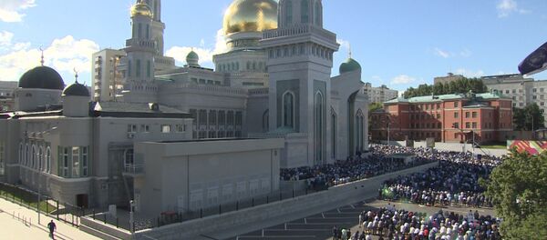 Праздничная молитва мусульман у соборной мечети Москвы в честь Ураза-байрам Праздничная молитва мусульман у соборной мечети Москвы в честь Ураза-байрам - Sputnik Литва