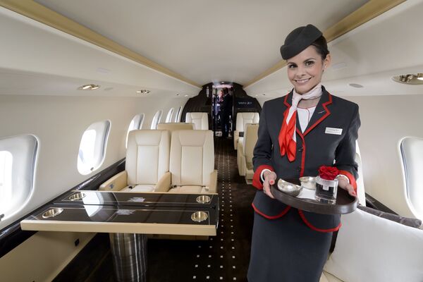 Канадская стюардесса в сверхдальнем магистральном самолете Bombardier Global Express - Sputnik Литва
