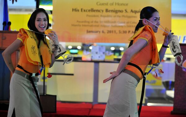 Стюардессы авиалиний Cebu Pacific танцуют во время мастер-класса по безопасности на борту самолета в аэропорте Манилы - Sputnik Литва