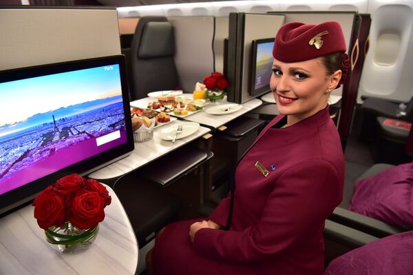 Стюардесса авиакомпании Qatar Airways в бизнес-классе самолета Boeing 777 на Международном авиасалоне в аэропорту Ле-Бурже - Sputnik Литва