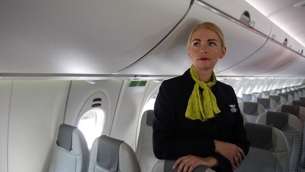 Стюардесса в салоне самолета Bombardier CS300 латвийской авиакомпании airBaltic - Sputnik Lietuva