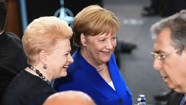 Президент Литвы Даля Грибаускайте и канцлер Германии Ангела Меркель - Sputnik Литва
