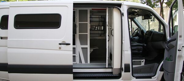 Микроавтобусы для перевозки нелегальных мигрантов Микроавтобусы для перевозки нелегальных мигрантов - Sputnik Lietuva