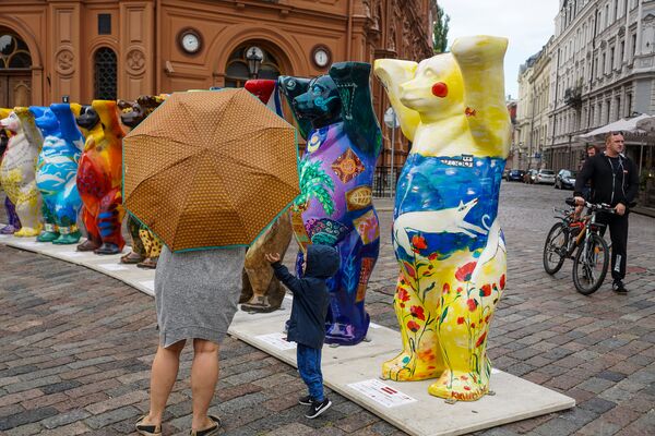 Косолапый из Латвии на выставке мишек United Buddy Bears на Домской площади в Риге - Sputnik Литва