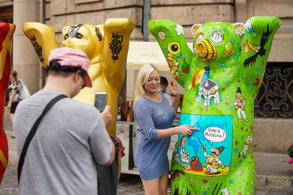 Выставка мишек United Buddy Bears на Домской площади в Риге - Sputnik Литва