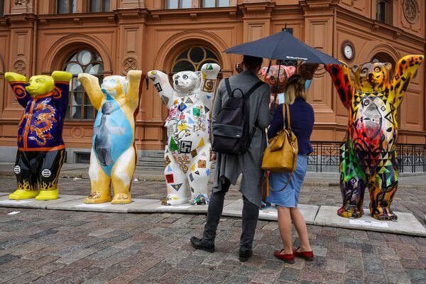 Медведи Китая, Кипра, Киргизии, Колумбии, Конго на выставке United Buddy Bears в Риге - Sputnik Литва