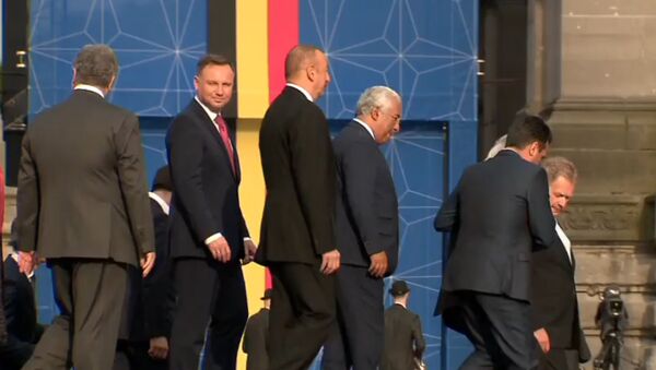 На саммите НАТО нетвердо стоящий на ногах Юнкер едва не упал на Порошенко - Sputnik Литва