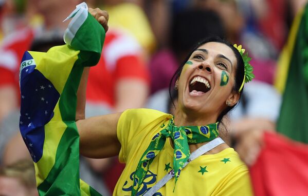 Болельщица сборной Бразилии в матче 1/4 финала чемпионата мира по футболу между сборными Бразилии и Бельгии - Sputnik Литва