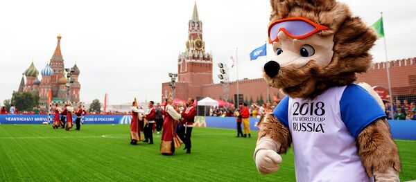Официальный талисман чемпионата мира по футболу ФИФА-2018 волк Забивака перед началом выставочного матча легенд ФИФА на Красной площади в Москве - Sputnik Литва