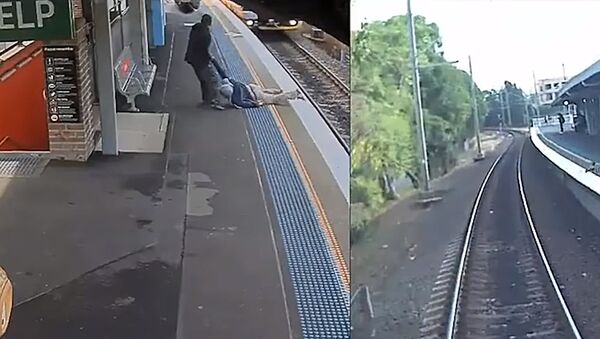В Австралии спасли мужчину, упавшего на рельсы перед поездом - Sputnik Литва