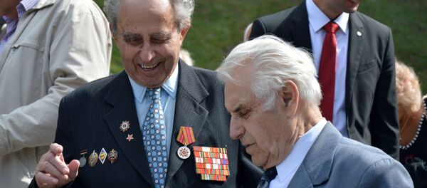 Ветераны Петр Кожемякин и Чесловас Байноравичус на праздновании 74-й годовщины освобождения Вильнюса от фашистских захватчиков, 13 июля 2018 года Ветераны Петр Кожемякин и Чесловас Байноравичус на праздновании 74-й годовщины освобождения Вильнюса от фашистских захватчиков, 13 июля 2018 года - Sputnik Lietuva