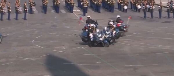 Французские полицейские врезались друг в друга на праздновании Дня взятия Бастилии - Sputnik Литва