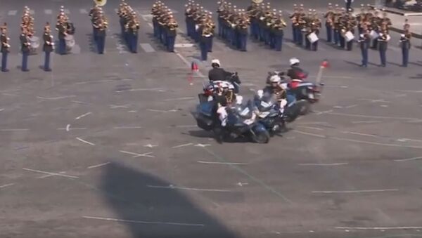 Французские полицейские врезались друг в друга на праздновании Дня взятия Бастилии - Sputnik Lietuva