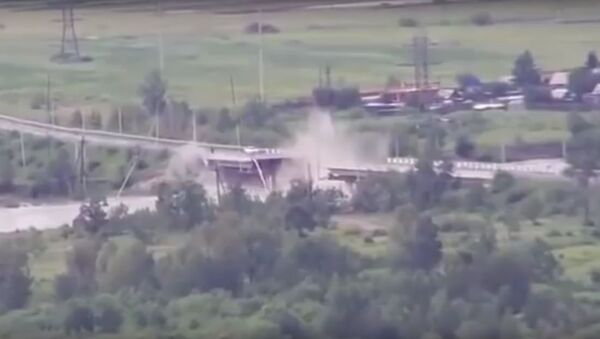 Обрушение части автомобильного моста в Чите попало на видео - Sputnik Литва