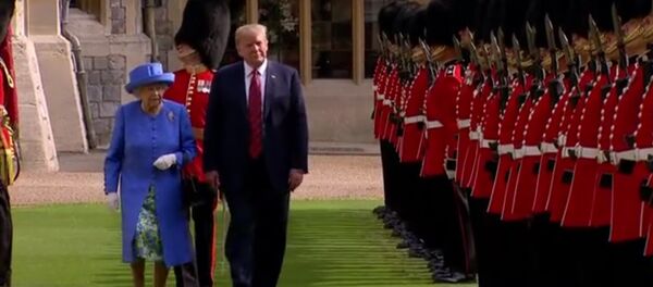 Трамп оконфузился на встрече с королевой Великобритании - Sputnik Литва