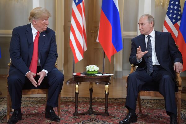 Путин и Трамп провели первую полномасштабную встречу Путин и Трамп провели первую полномасштабную встречу - Sputnik Литва