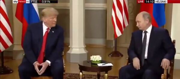 Дональд Трамп подмигнул Владимиру Путину на саммите в Хельсинки - Sputnik Литва