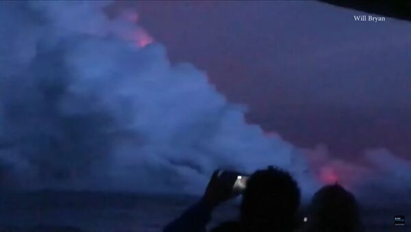 Попадание вулканической бомбы в судно с туристами сняли на видео - Sputnik Литва