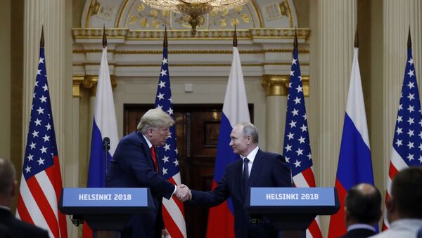 JAV prezidentas Donaldas Trampas su Rusijos prezidentu Vladimiru Putinu - Sputnik Lietuva