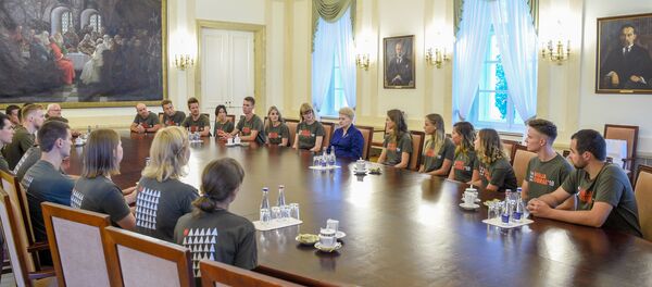 Даля Грибаускайте встретилась с отправляющимися в Казахстан участниками Миссии Сибирь Даля Грибаускайте встретилась с отправляющимися в Казахстан участниками Миссии Сибирь - Sputnik Литва