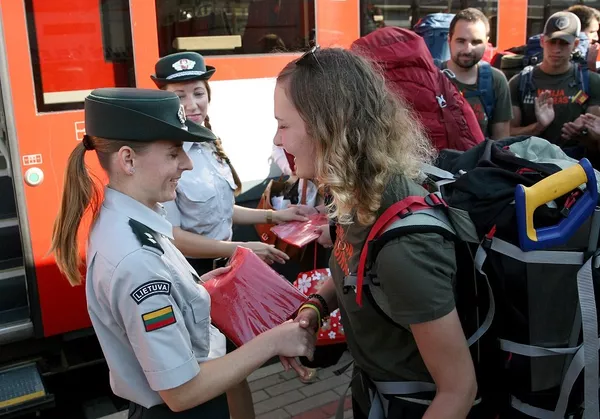Lietuvos pasieniečiai dovanoja Misija Sibiras dalyviams po Lietuvos valstybės istorinę vėliavą Lietuvos pasieniečiai dovanoja Misija Sibiras dalyviams po Lietuvos valstybės istorinę vėliavą - Sputnik Lietuva