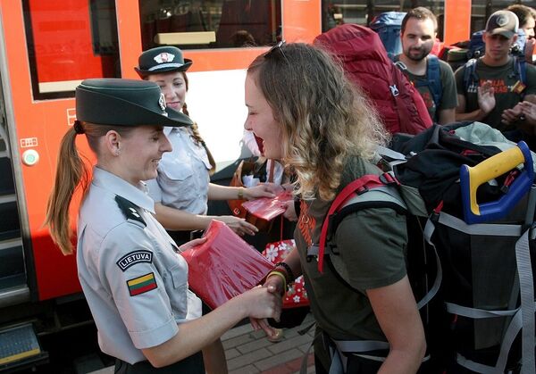 Lietuvos pasieniečiai dovanoja Misija Sibiras dalyviams po Lietuvos valstybės istorinę vėliavą Lietuvos pasieniečiai dovanoja Misija Sibiras dalyviams po Lietuvos valstybės istorinę vėliavą - Sputnik Lietuva