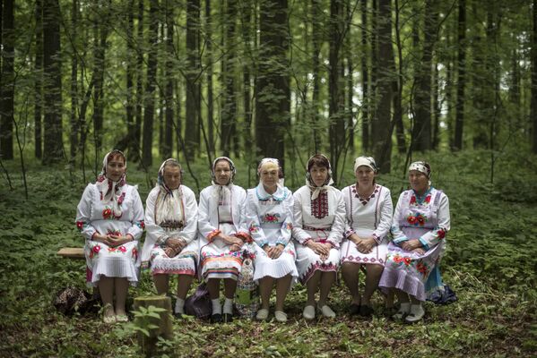 Жительницы села Шоруньжа в национальных костюмах на празднике Сярем - Sputnik Литва