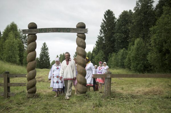 Жители села  Шоруньжа входят через ворота в священную рощу на праздник Сярем - Sputnik Литва