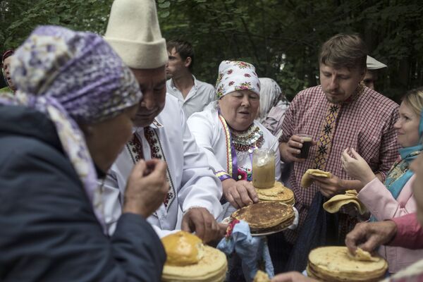 Жители села Шоруньжа во время ритуальной трапезы на празднике Сярем - Sputnik Литва