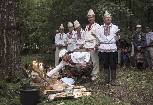 Жители села Шоруньжа раскладывают приготовленные угощения богам на празднике Сярем - Sputnik Литва