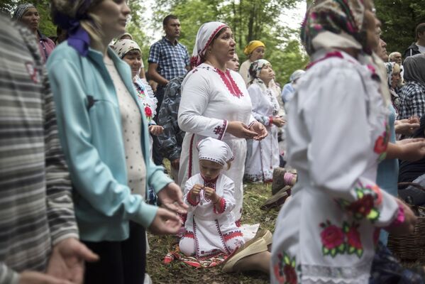 Жители села Шоруньжа во время молитвы очищения на празднике Сярем - Sputnik Литва