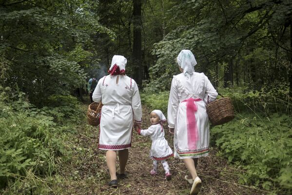 Жительницы села Шоруньжа в национальных костюмах идут на праздник Сярем - Sputnik Литва