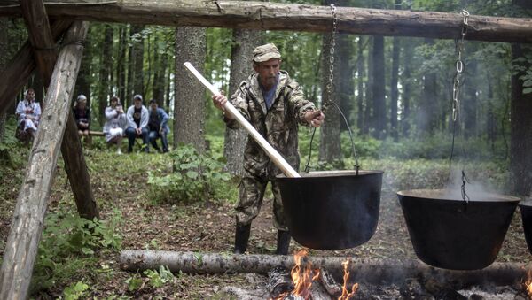 Мужчина готовит ритуальное блюдо в честь праздника Сярем - Sputnik Литва