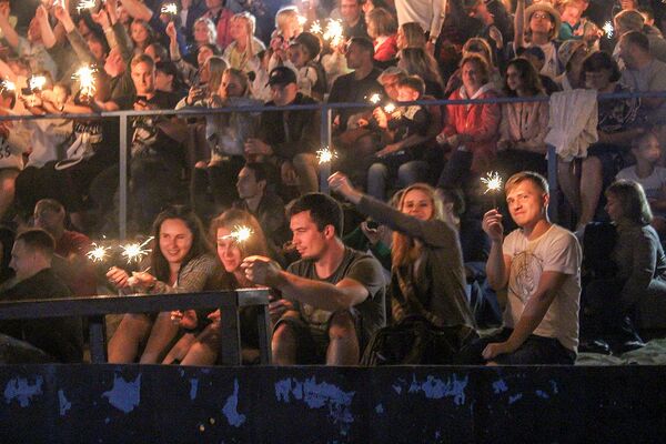 На побережье Балтики установили рекорд по зажиганию бенгальских огней - Sputnik Литва