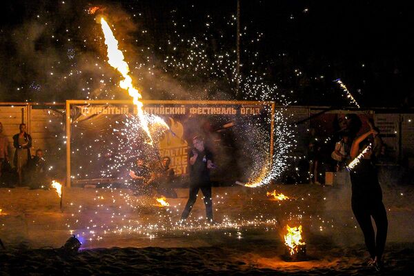 На побережье Балтики установили рекорд по зажиганию бенгальских огней - Sputnik Литва