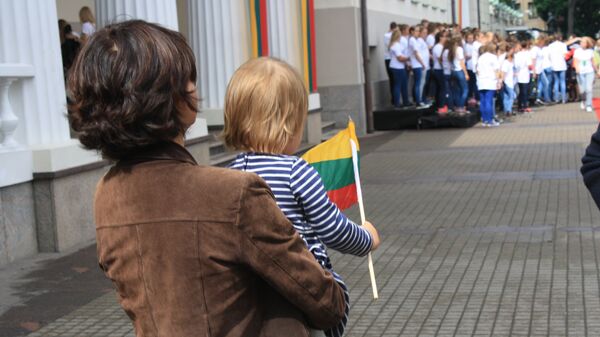 Mama ir vaikas su Lietuvos vėliava - Sputnik Lietuva