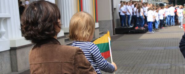 Мама с ребенок на Дне государства Литвы - Sputnik Литва