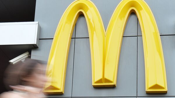Роспотребнадзор временно закрыл четыре ресторана Макдоналдс в Москве - Sputnik Литва