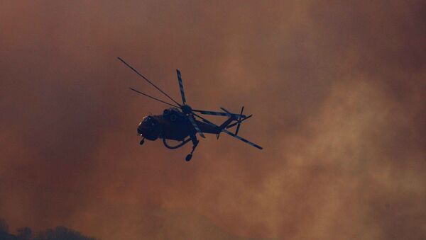 Gelbėjimo sraigtasparnis gaisrų metu Graikijoje - Sputnik Lietuva
