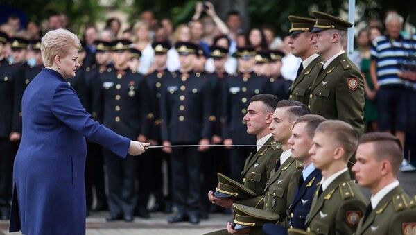 Президент Литвы Даля Грибаускайте со шпагой - Sputnik Литва