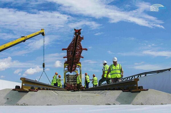 На железнодорожной части Крымского моста уложили первые рельсы - Sputnik Литва