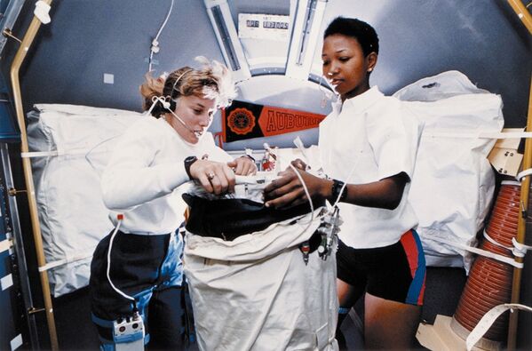 Астронавты Нэнси Дейвис и Мэй Джемисон на борту Индевора - Sputnik Литва