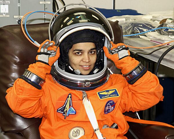 Американский астронавт индийского происхождения Калпана Чавла во время подготовки к полету - Sputnik Литва