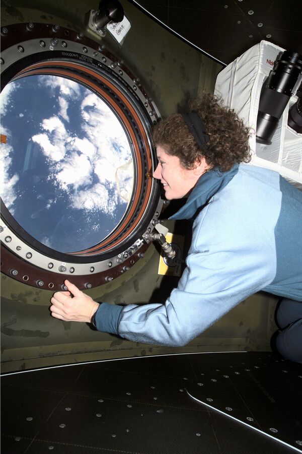 Американская женщина-астронавт Сьюзан Хелмс на борту МКС - Sputnik Литва