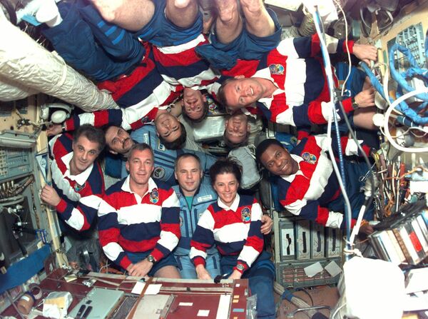 Члены экипажа российской космической станции Мир и американского шаттла Индевор, среди которых женщина-астронавт Бонни Джинн Данбар, на групповом фото после состыковки - Sputnik Литва