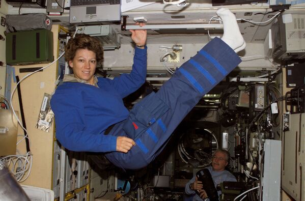 Американский астронавт Айлин Мари Коллинз в модуле Звезда на МКС - Sputnik Литва