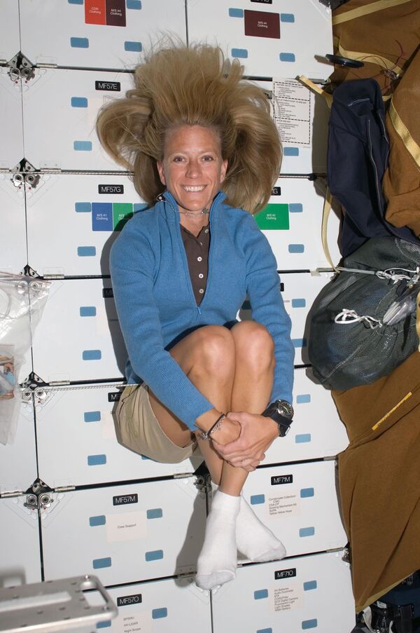 Американский астронавт Карен Найберг на средней палубе во время стыковки с МКС - Sputnik Литва
