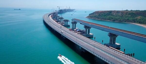 Первые рельсы железнодорожной части уложены на Крымском мосту, архивное фото - Sputnik Литва