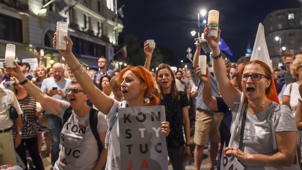 Акция протеста против изменений судебного процесса в Варшаве 26 июля 2018 года - Sputnik Литва